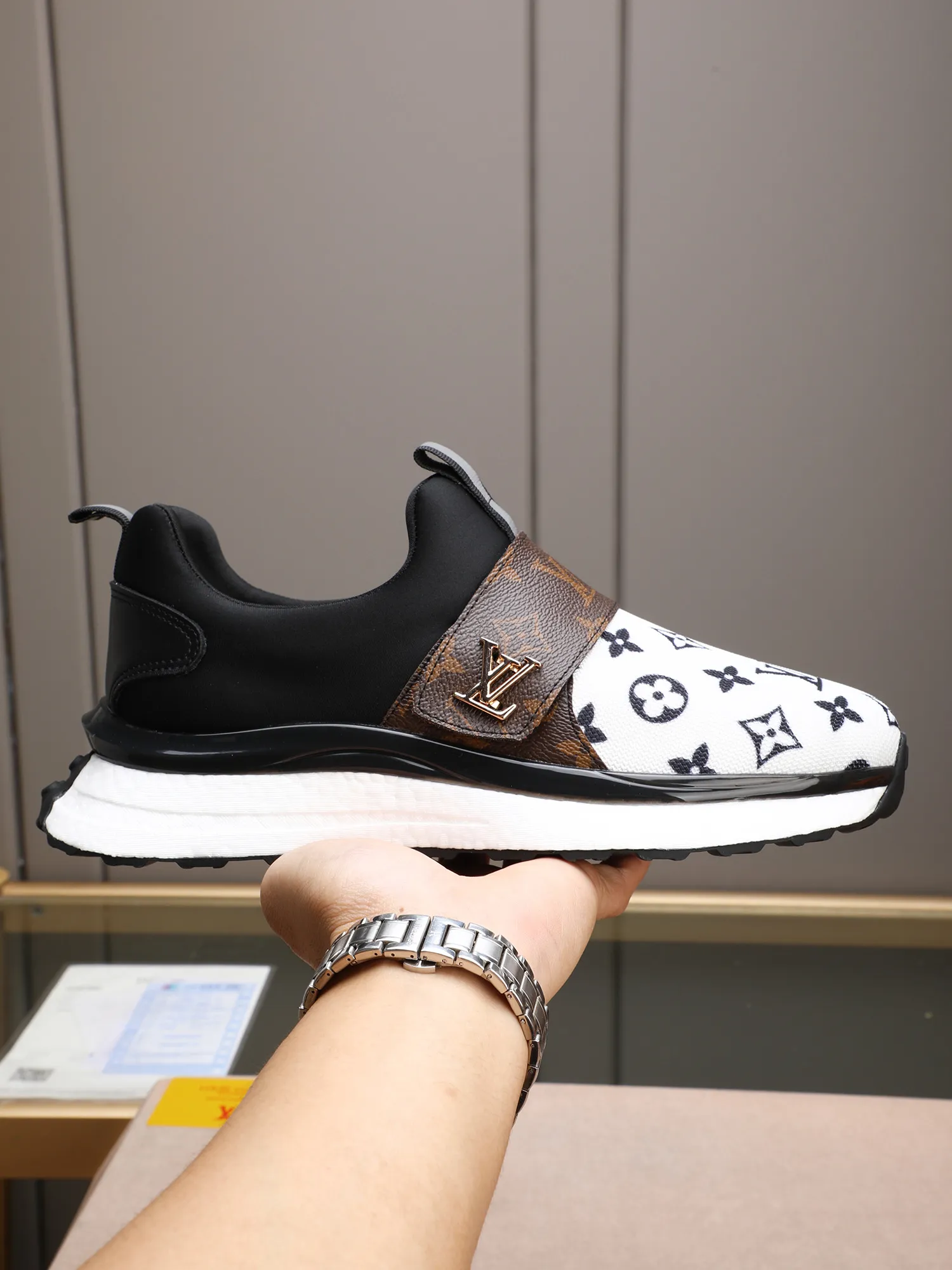 🪐🪐🪐Men's Shoes💰460💰[LV] A top fashion brand, a men's shoe that can handle various styles. The upper is made of a variety of materials, and the lining is imported mesh, which is sweat-absorbent and comfortable. The popcorn outsole design is the top priority - light and comfortable. Extremely testing process requirements: two colors available: 38-44 (customized at 45)